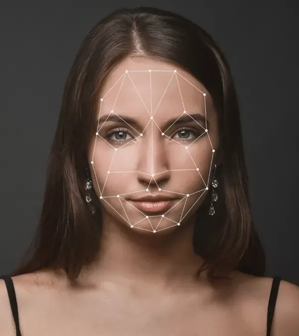 Frau mit eingezeichneten Messpunkten im Gesicht für die Analyse der Gesichtsform